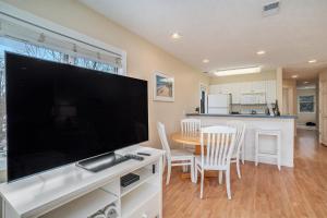 Η κουζίνα ή μικρή κουζίνα στο Beachside 220 Luxury Condo on the Beach