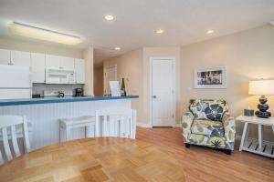 Η κουζίνα ή μικρή κουζίνα στο Beachside 220 Luxury Condo on the Beach