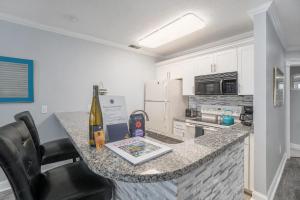 Η κουζίνα ή μικρή κουζίνα στο Beachside 218 Luxury Condo on the Beach