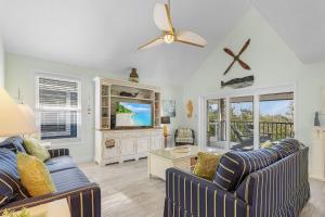 Μια τηλεόραση ή/και κέντρο ψυχαγωγίας στο Close to Beach, Secluded Pier with Partial Bay Views - Blue Bayou B - Roelens
