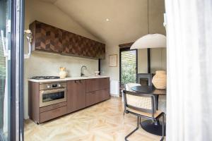 Kuchyň nebo kuchyňský kout v ubytování Luxe Hottub Japandi Tiny house in het Bos