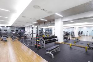 The fitness centre and/or fitness facilities at Geoje Samsung Hotel