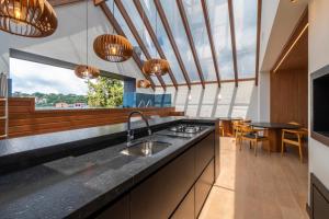 une cuisine avec un évier et une grande fenêtre dans l'établissement Apartamento You Canela 207, à Canela
