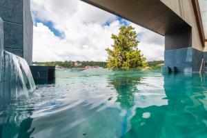 un bassin d'eau sous un pont dans l'établissement Apartamento You Canela 207, à Canela
