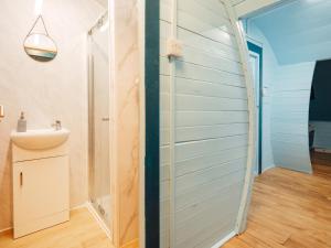 Gallery image of Sunset Retreats The Double Barrell in Ombersley