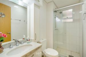 Bilik mandi di Belo Apartamento c/ Churrasqueira em PoA RPS0460 +15 gambar