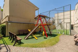 Kawasan permainan kanak-kanak di Belo Apartamento c/ Churrasqueira em PoA RPS0460