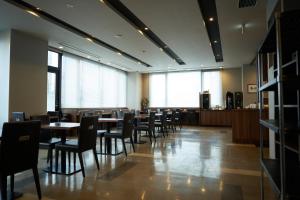 多美迎东室兰酒店餐厅或其他用餐的地方