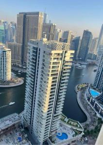 Nespecifikovaný výhled na destinaci Dubaj nebo výhled na město při pohledu z penzionu