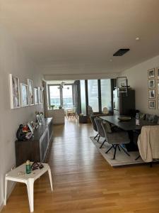 un salon avec une table et une salle à manger dans l'établissement Wunderschönes Zimmer in einem großen Appartement neben dem Brandenburger Tor und vom Adlon Hotel, à Berlin