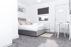 Postel nebo postele na pokoji v ubytování SAV Stays-4 Bed Town House, Harrow