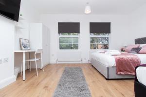 Postel nebo postele na pokoji v ubytování SAV Stays-4 Bed Town House, Harrow