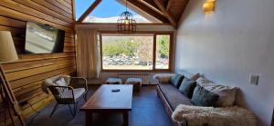 ein Wohnzimmer mit Sofa und Tisch in der Unterkunft Complejo Base 41 in San Carlos de Bariloche