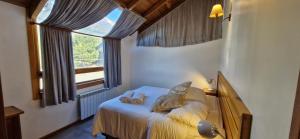 ein Schlafzimmer mit einem Bett und einem großen Fenster in der Unterkunft Complejo Base 41 in San Carlos de Bariloche + 107 Fotos