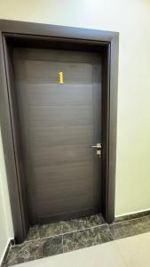 欧拉Starlight AlUla的金属车库门,上面有标志