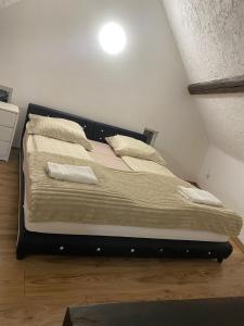 Postel nebo postele na pokoji v ubytování Ferienwohnung-Haus Saarbrücken + 5 fotografií