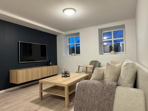 波多Perfect base in the middle of the city!的带沙发和电视的客厅