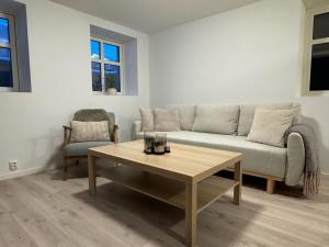波多Perfect base in the middle of the city!的带沙发和咖啡桌的客厅