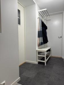 Perfect base in the middle of the city!的电视和/或娱乐中心