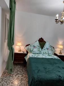 トレブランカにあるPiso Centro Torreblancaのベッドルーム1室(ベッド1台、緑の掛け布団付)