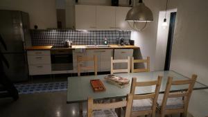 cocina con mesa, sillas y fregadero en Almbacka Logi, en Skivarp