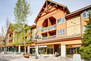 ウィスラーにあるMarketplace Lodge 326の通りの角にある建物