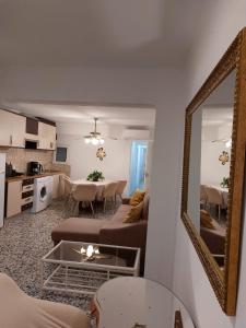 トレブランカにあるPiso Centro Torreblancaのソファと鏡のあるリビングルーム