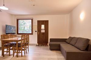 a living room with a couch and a table at Con Parking y Escritorio I Apartamento en Incles I AndBnB in Canillo