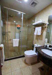 
A bathroom at GreenTree Inn Beijing Chaoyang Shilihe Antique City Express Hotel
