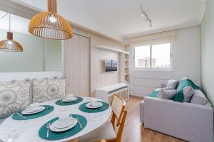 a living room with a table and a couch at Ed. Ilha de Kynaros | Conforto e Praticidade no Bairro Novo Mundo | Gonzaga Stays in Curitiba