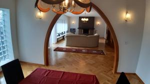 un arco en una sala de estar con sofá en Haus an der Hörsel, en Fröttstädt