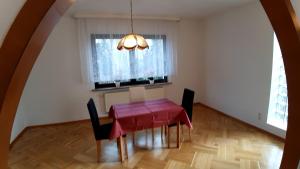Un comedor con una mesa y sillas rojas. en Haus an der Hörsel, en Fröttstädt