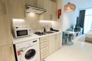 Кухня или мини-кухня в Fantastic Studio Apartment at Palm Jumeirah

