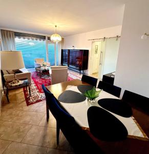 a living room with a dining room table with chairs at 2 Zimmer Wohnung für 2 in Mülheim an der Ruhr