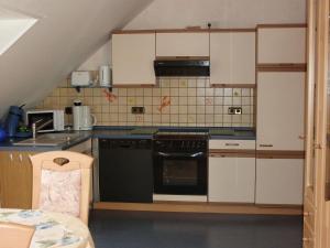Kuchyň nebo kuchyňský kout v ubytování Gerä Umige Ferienwohnung In Lay Am Moselhang