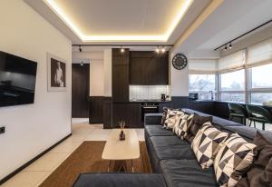 Family 2 bedroom apartment near Most City, 5 этаж في دنيبروبيتروفسك: غرفة معيشة مع أريكة وطاولة