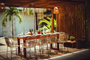 een eettafel en stoelen op een patio bij MAPUWI Villa & Suite in Palomino