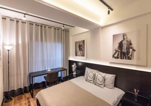 Family 2 bedroom apartment near Most City, 5 этаж في دنيبروبيتروفسك: غرفة نوم بها سرير وطاولة ومكتب