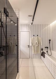 Family 2 bedroom apartment near Most City, 5 этаж في دنيبروبيتروفسك: حمام مع مقصورة دش وحوض استحمام