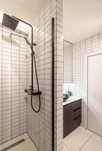 Family 2 bedroom apartment near Most City, 5 этаж في دنيبروبيتروفسك: حمام مع دش ومغسلة +31 صورة