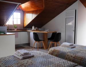 Postel nebo postele na pokoji v ubytování Sea & Mountain View Lombo de Cima House BBQ & Wifi