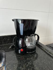 ein Mixer, der auf einer Theke steht in der Unterkunft 5 Casa - Praia Guilhermina in Praia Grande