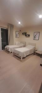 Photo de la galerie de l'établissement Friends - Mieszkanie 53m2 - dwie kawalerki z łazienką, à Książenice