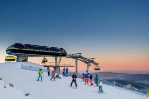 a group of people standing at the top of a ski lift at Apartament Czarna Góra TIGNES 34 in Sienna