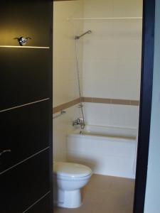 a bathroom with a toilet and a bath tub at Hotel Kappara in San Ġwann