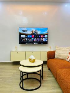 Μια τηλεόραση ή/και κέντρο ψυχαγωγίας στο Residhome Appart Hotel Saint Louis 201