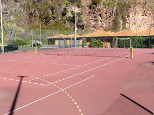 Tenis a/nebo squash v ubytování Sea & Mountain View Lombo de Cima House BBQ & Wifi nebo okolí