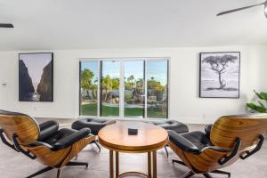 a living room with a table and chairs at NEW Gold Dust Private Villa in Scottsdale