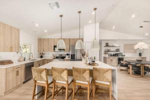 una cocina con una gran isla rodeada de sillas. en NEW - The Palmcroft Golf Escape, en Scottsdale