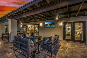 sala de estar con sofás y TV en la pared en NEW - The Palmcroft Golf Escape, en Scottsdale